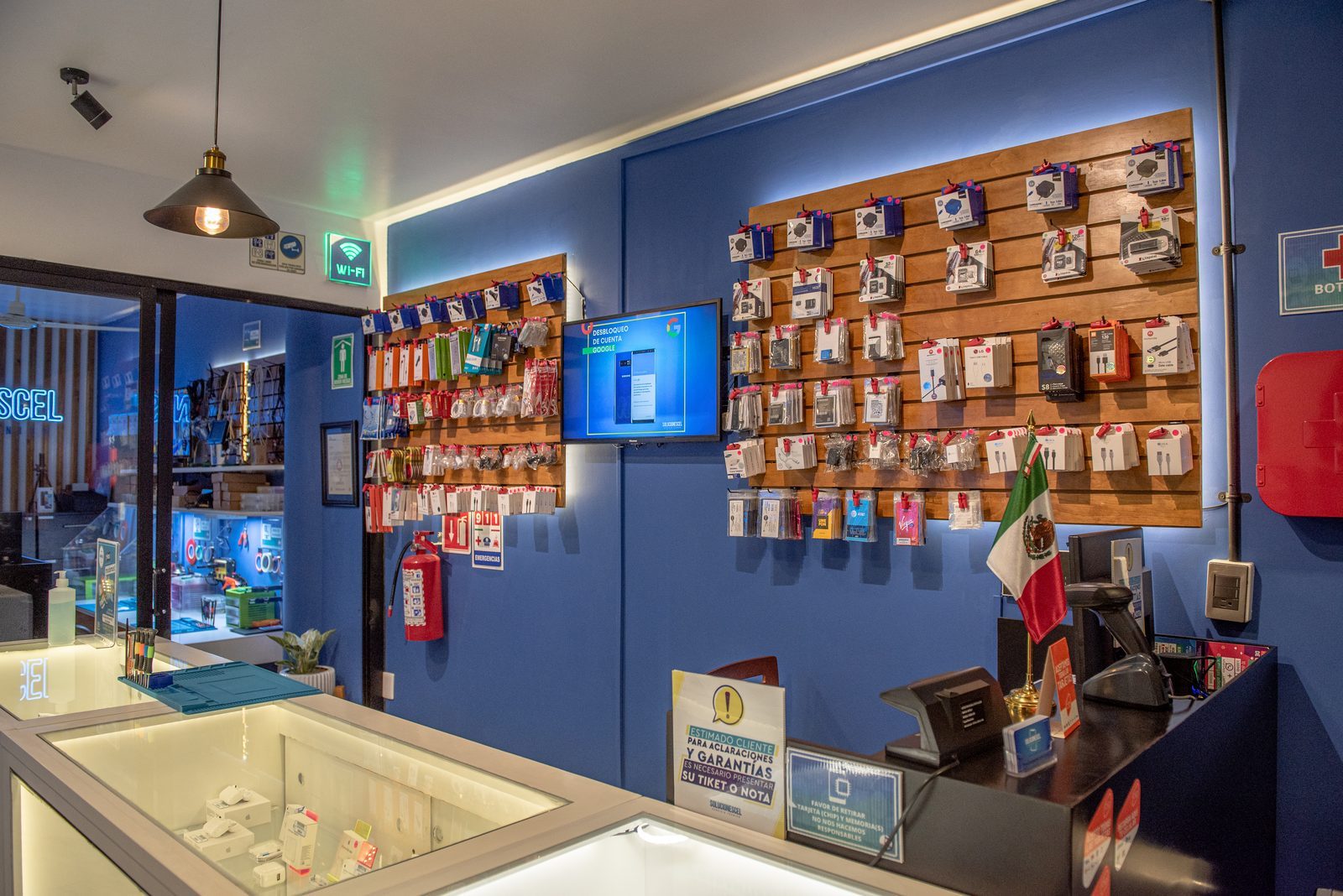 Interior de la tienda Soluciones Cel con mostrador y accesorios